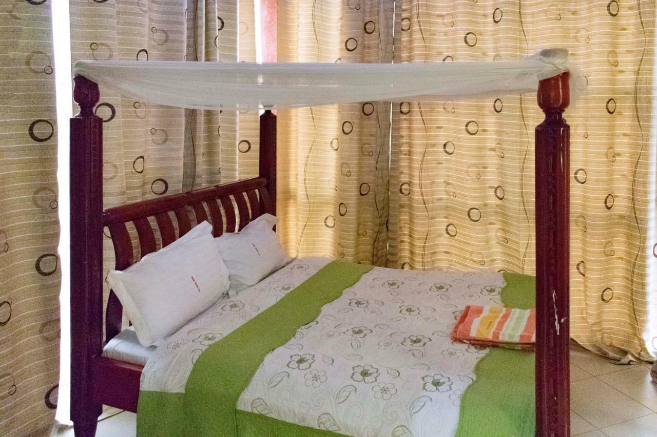 Relief Motel Fort Portal エクステリア 写真